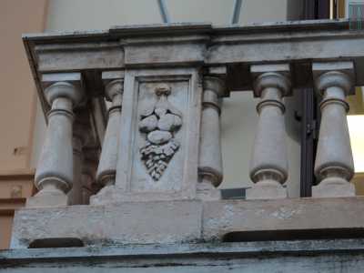 Centrale � anche il balcone in pietra, arricchito da balaustri a sezione tronco-conica rinascimentali intervallati da pilastri decorati da un motivo a festone di quercia (foto di Arianna Susca)